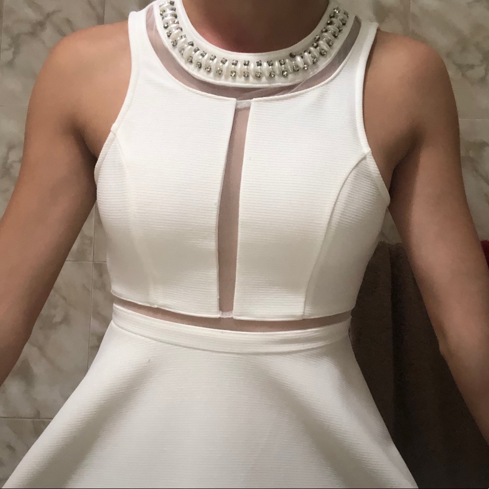 Beautiful white dress!! 🛍💗🤩